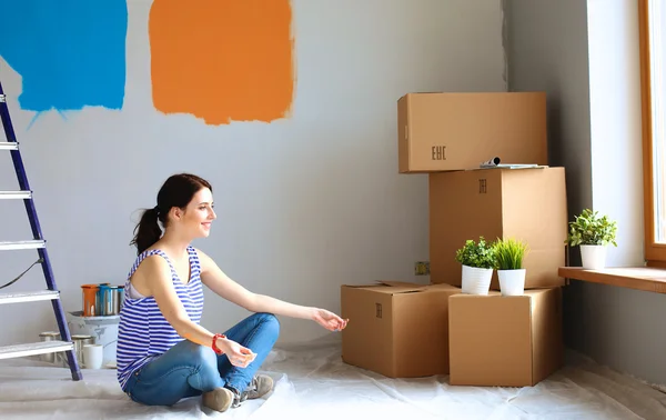 Жінка в новому будинку з картонними коробками — стокове фото