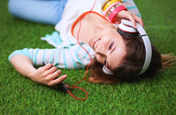 Vrouw die naar de muziek luistert — Stockfoto