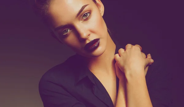 Retrato de belo rosto de mulher jovem. Isolado em fundo preto — Fotografia de Stock