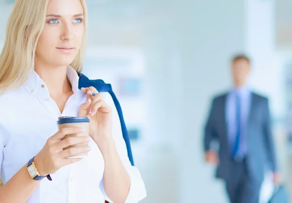 Yound vrouw drinken koffie op kantoor, permanent — Stockfoto