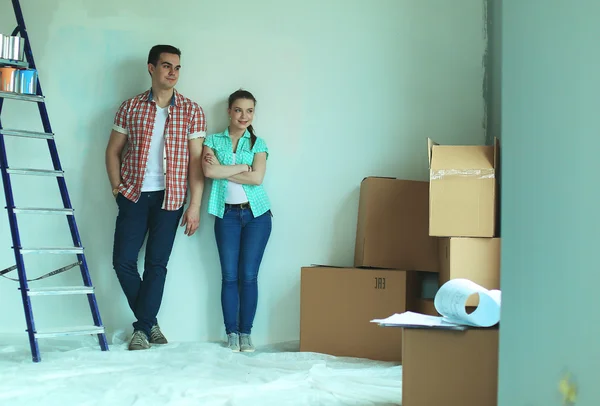 Retrato de casal jovem se movendo em nova casa — Fotografia de Stock