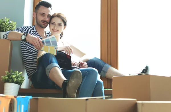 Porträt eines jungen Paares beim Einzug in ein neues Zuhause — Stockfoto