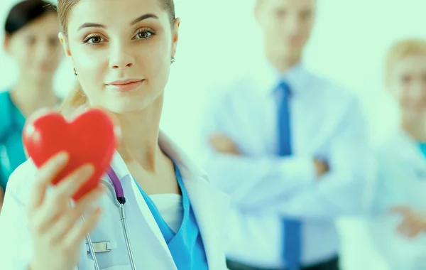 Médica com estetoscópio segurando coração — Fotografia de Stock