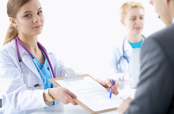 Médecin et patient isolé sur fond blanc — Photo