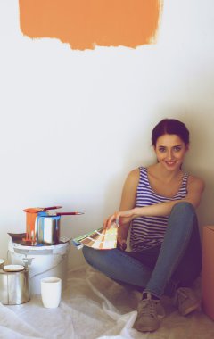 Yeni oda boyama sırasında genç kadın portre