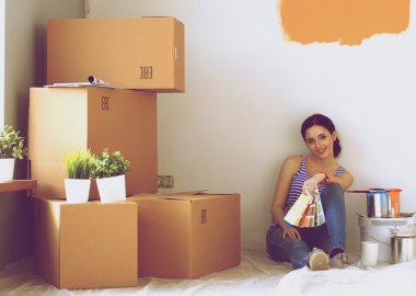 kadın boya renk örneğini yeni ev ahşap yerde oturmak için seçim