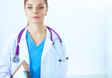 Kadın doktor hastanede dosyayla bekliyor.