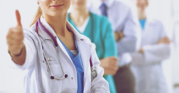 Tıp grubunun önünde çekici bir kadın doktor.