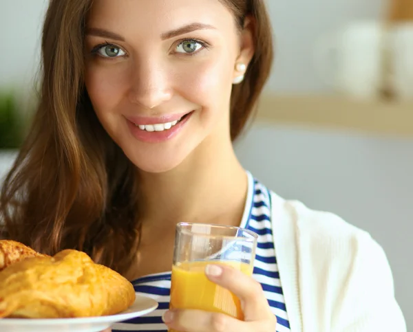 Retrato de una bonita mujer sosteniendo un vaso con sabroso jugo —  Fotos de Stock