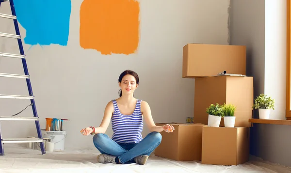 Femme dans une nouvelle maison avec des boîtes en carton — Photo