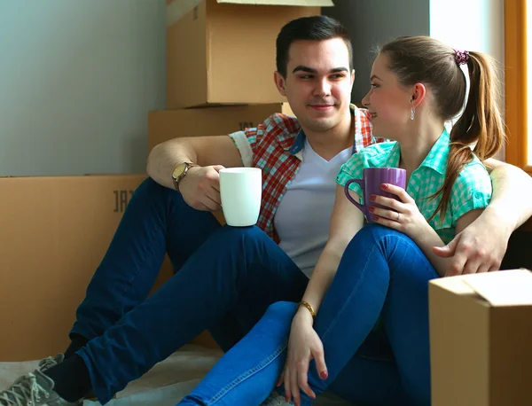 Retrato de casal jovem se movendo em nova casa — Fotografia de Stock