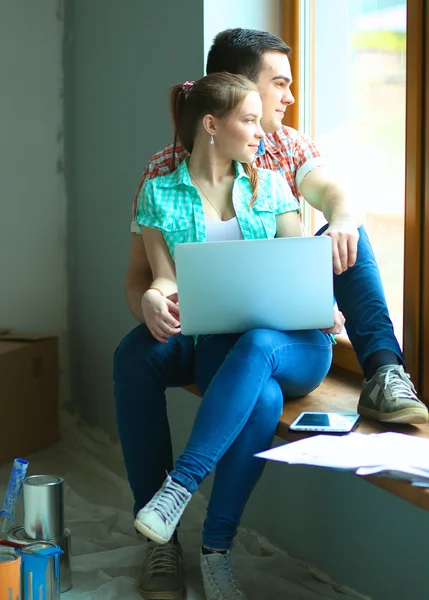 Fiatal házaspár új otthon ülő laptop portréja — Stock Fotó