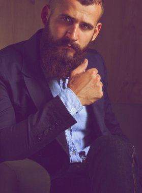 koyu arka plan üzerinde izole sofa ofis lobisinde oturan işadamı
