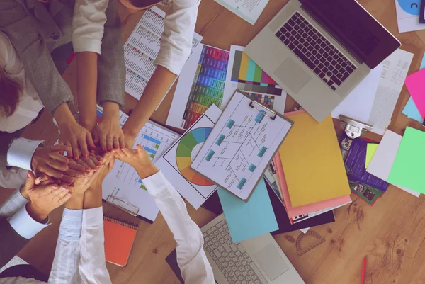 Equipo empresarial con las manos juntas - conceptos de trabajo en equipo — Foto de Stock