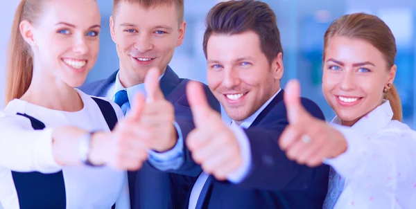 Gelukkig business team duimen opdagen in office — Stockfoto