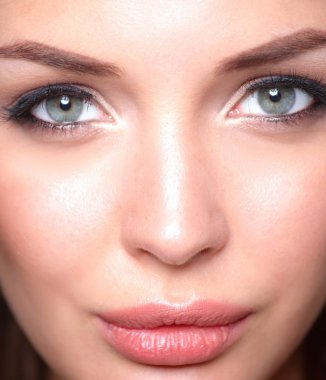 Güzel genç kadın yüzünün yakın portresi. Beyaz arkaplanda izole.