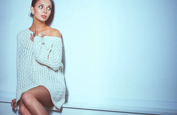 Retrato de uma mulher bonita em suéter em casa — Fotografia de Stock