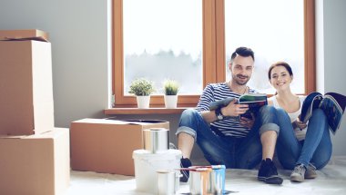 Jurnal seyir ve birbirlerine gülümseyen ev katta oturan çekici çift.