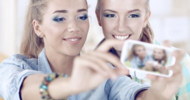 iki kız telefonda evde fotoğraf çekme