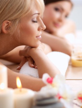 rahatlatıcı ve spa merkezinde zevk iki genç güzel kadın