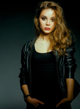 kolye ile güzel bir kadın portresi