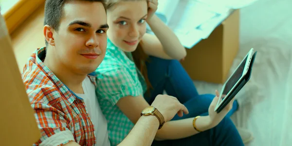 Portrait of young couple moving in new home — Stock Photo, Image