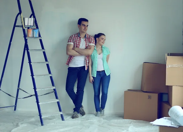 Ritratto di giovane coppia che si trasferisce in una nuova casa — Foto Stock