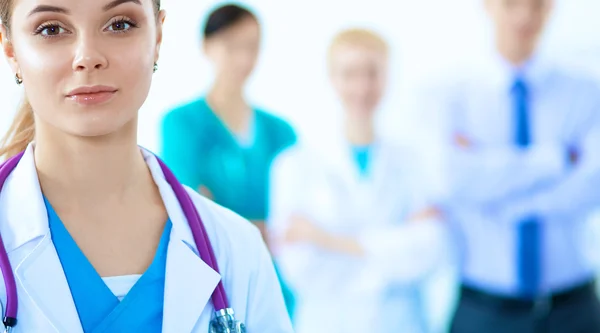 Attractive female doctor in front of medical group — Stock Photo, Image