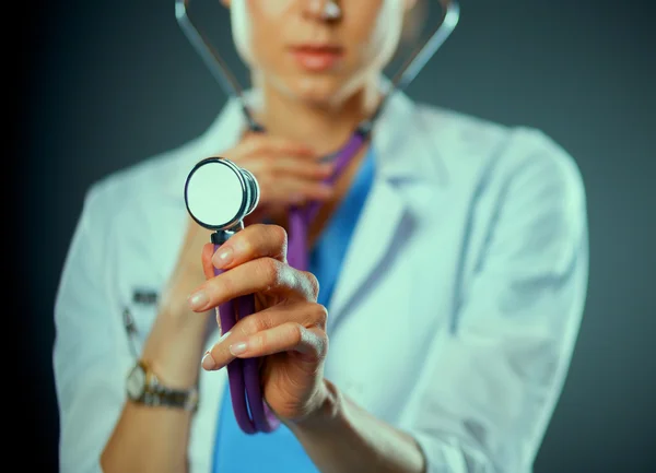 Doctora con estetoscopio escuchando, aislada sobre fondo gris —  Fotos de Stock