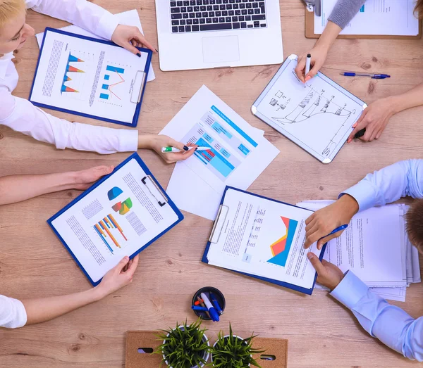 Zakenmensen zitten en discussiëren op zakelijke bijeenkomst, in functie — Stockfoto