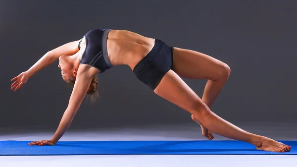 Potret gadis olahraga melakukan latihan yoga peregangan — Stok Foto
