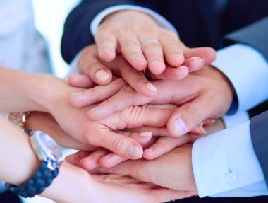 İş adamları kendi elleriyle birlikte bir daire içinde