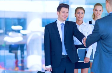 Birbirleri ile el sıkışan iki başarılı iş adamı