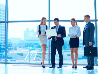 Başarılı iş takım ayakta Office gülümseyen