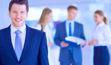 arka planda meslektaşları ile Office genç işadamı portresi