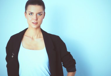 ayakta, gri arka plan üzerinde izole genç kadın