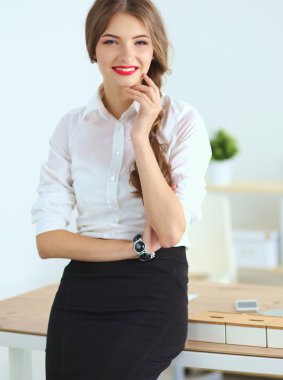 Kollarını ile çekici işkadını kapalı duran çarpı işareti.