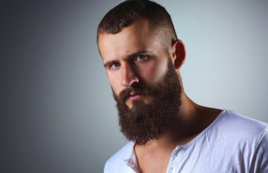 ayakta, gri bac izole yakışıklı sakallı adam portresi