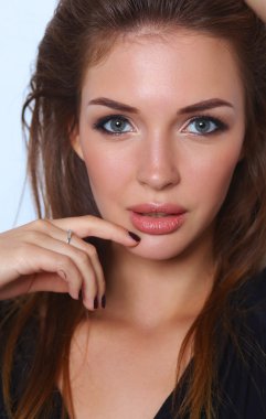 Beyaz arka plan üzerinde izole, güzel bir kadın