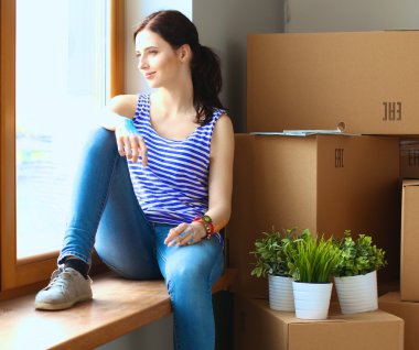 Pencere yeni evde oturan kız