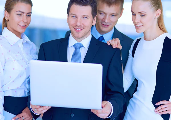 Grupo de empresários fazendo apresentação com laptop durante reunião — Fotografia de Stock