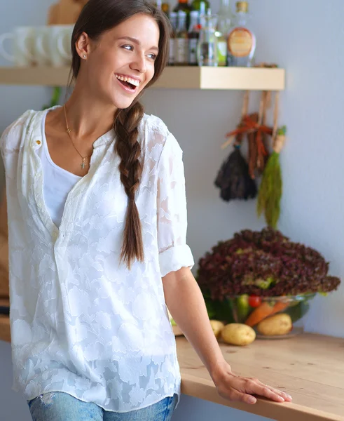 Jeune femme debout près du bureau dans la cuisine — Photo