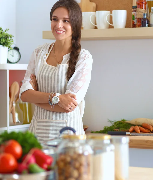 Jeune femme debout près du bureau dans la cuisine — Photo