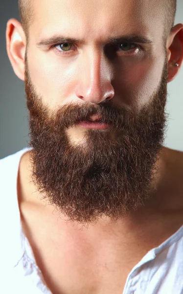 Ayakta, gri bac izole yakışıklı sakallı adam portresi — Stok fotoğraf