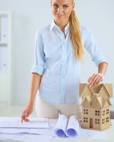 Porträt einer Architektin mit Entwürfen am Schreibtisch im Büro — Stockfoto