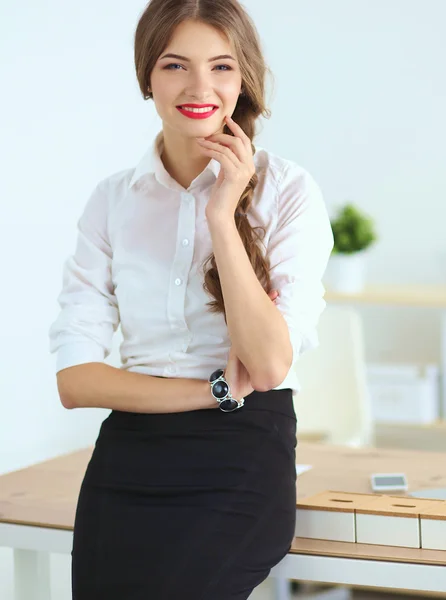 Atractiva mujer de negocios con los brazos cruzados de pie — Foto de Stock