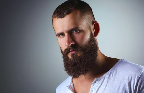 Retrato de homem barbudo bonito em pé, isolado em bac cinza — Fotografia de Stock