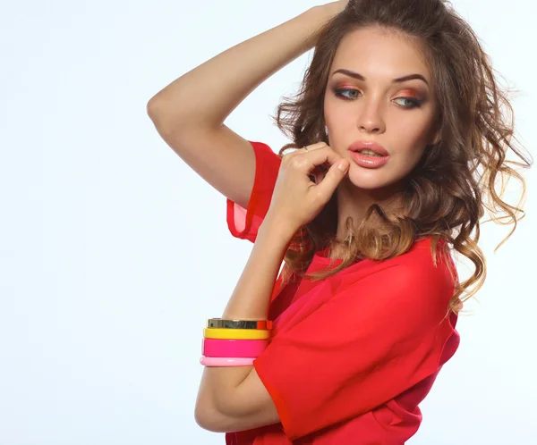 Hermosa mujer con el pelo rizado usando una chaqueta roja, aislado — Foto de Stock