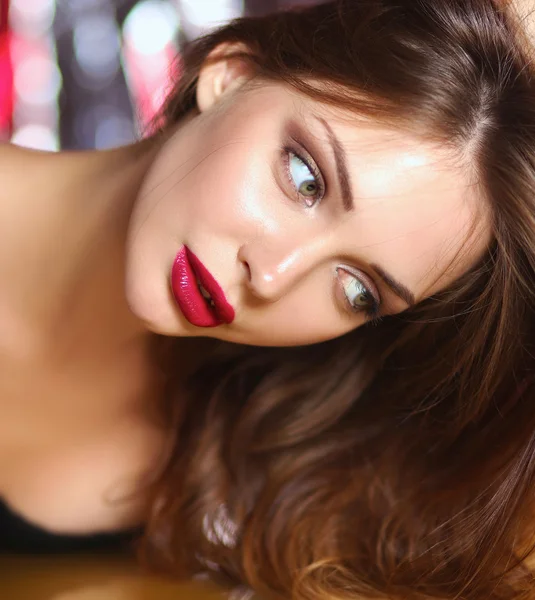 Retrato de cerca de la hermosa chica con maquillaje de moda acostado — Foto de Stock