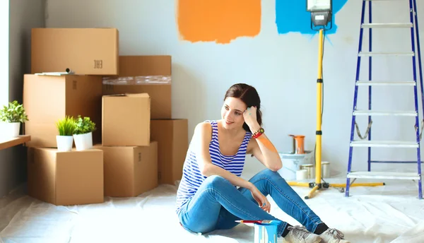 Portret van de jonge vrouw tijdens het schilderen van nieuw appartement — Stockfoto